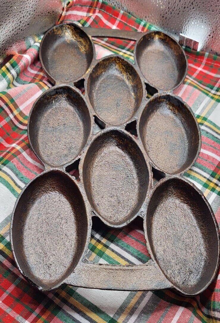 Late 1800s Gate Marked Cast Iron Gem Pan