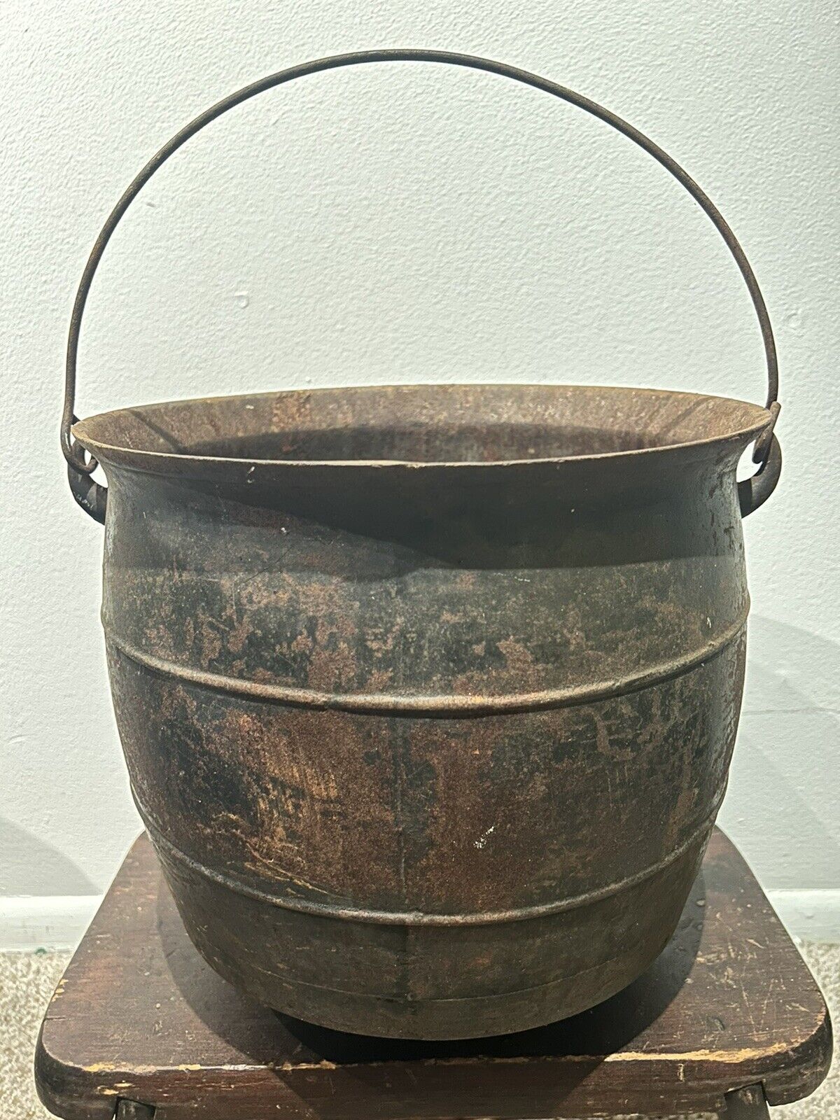 Antique 1800s Cast Iron Four Leg Pit Bottom Eccentric Kettle Cauldron Gatemark