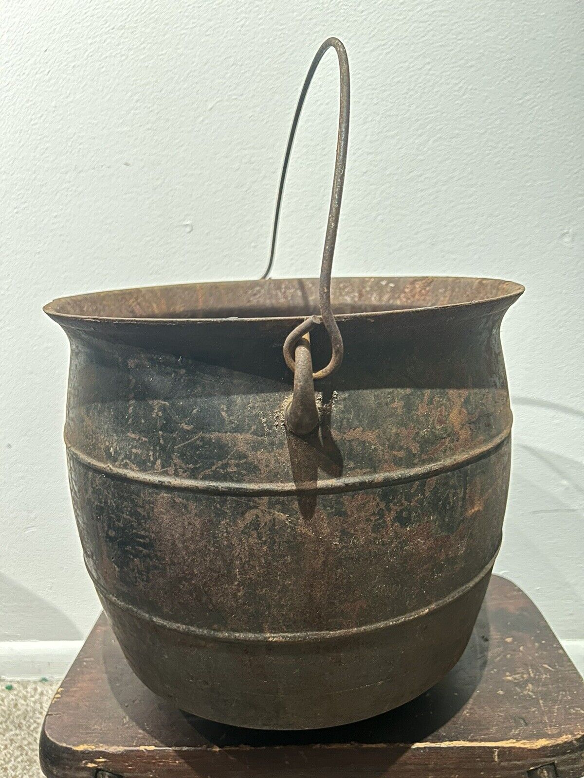 Antique 1800s Cast Iron Four Leg Pit Bottom Eccentric Kettle Cauldron Gatemark