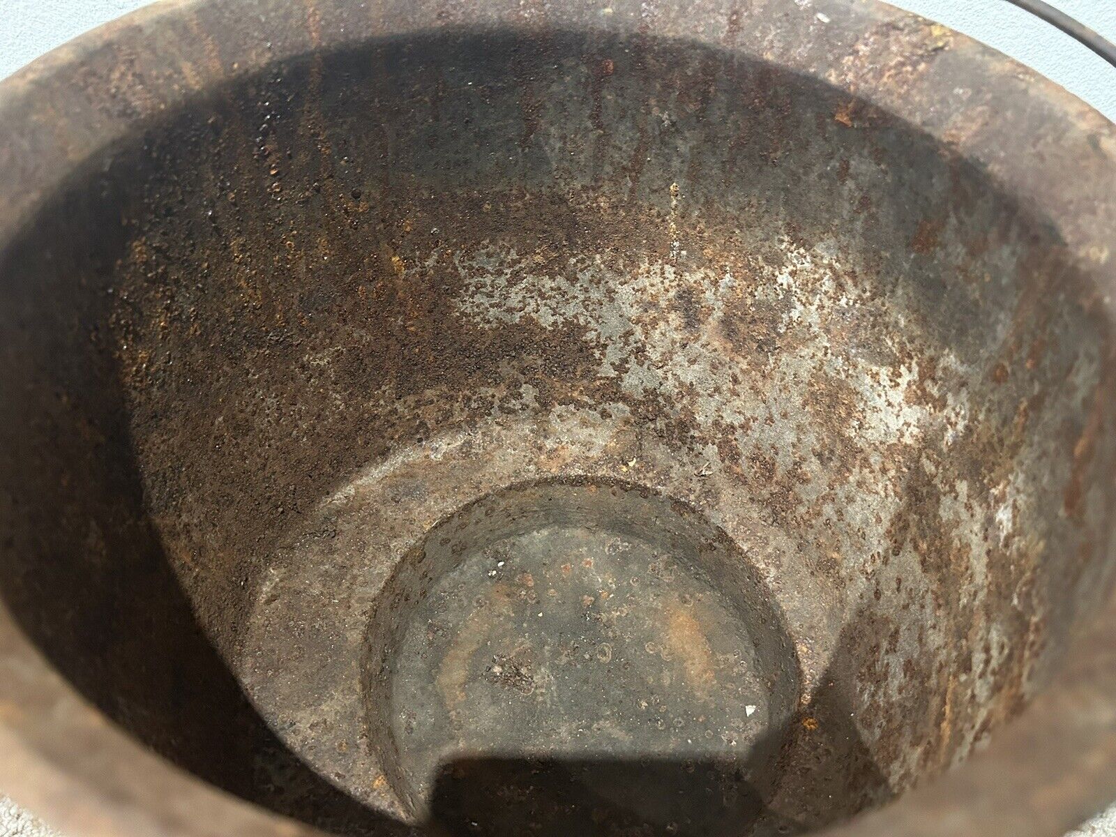 Antique 1800s Cast Iron Four Leg Pit Bottom Eccentric Kettle Cauldron Gatemark