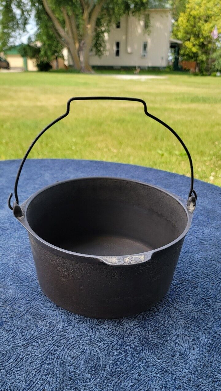 1800's Cast Iron Gate Mark Dutch Oven marked 3/2 9" wide 5" tall was enameled