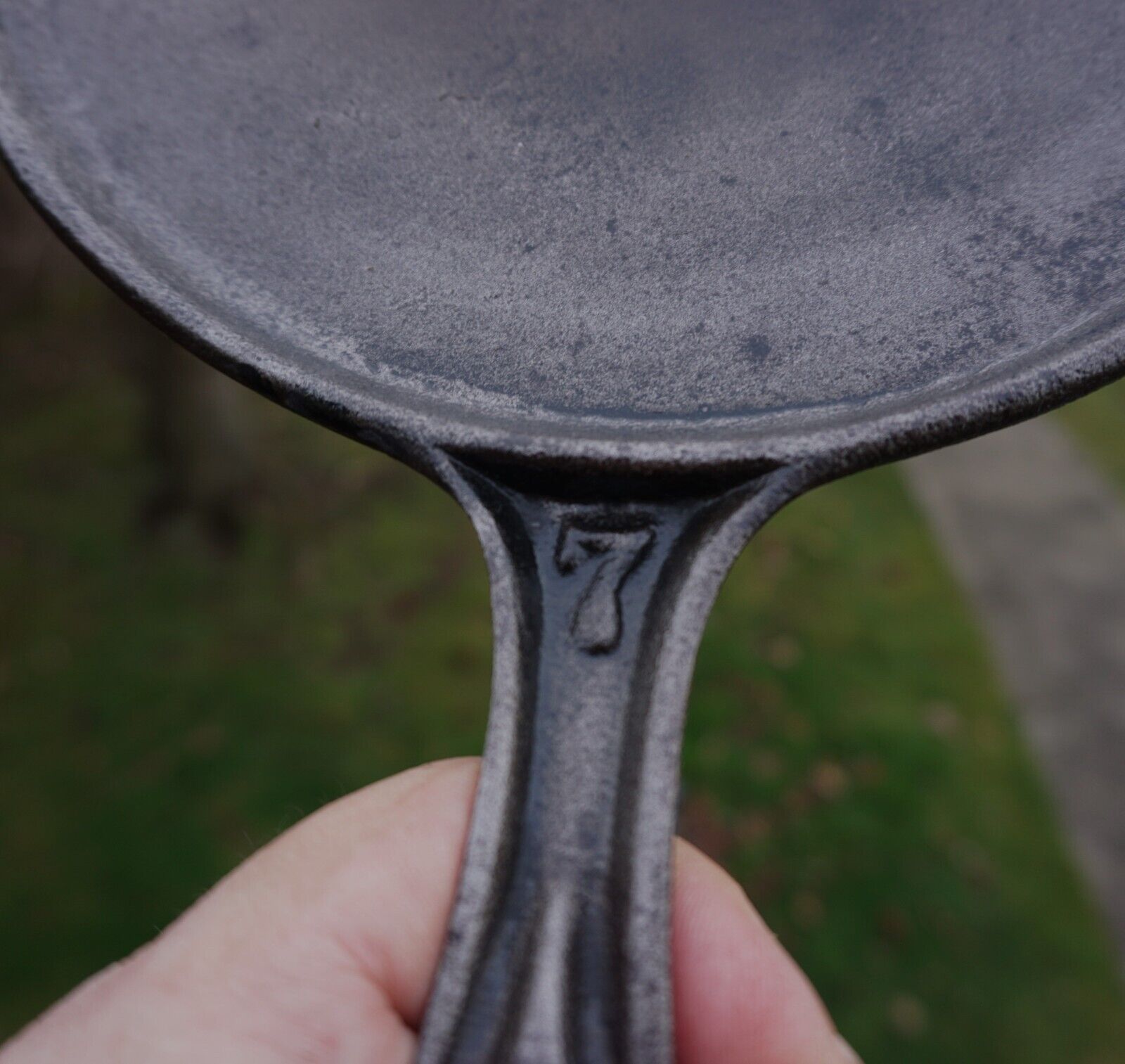Early - Made 1800's Cast Iron No. 7 Round Griddle with Gate Mark & Fancy Handle