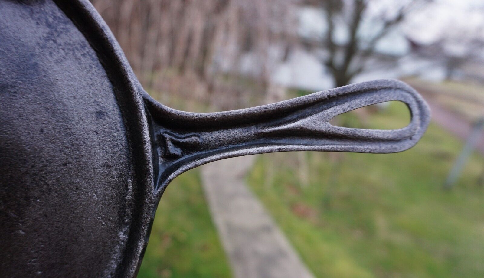 Early - Made 1800's Cast Iron No. 7 Round Griddle with Gate Mark & Fancy Handle