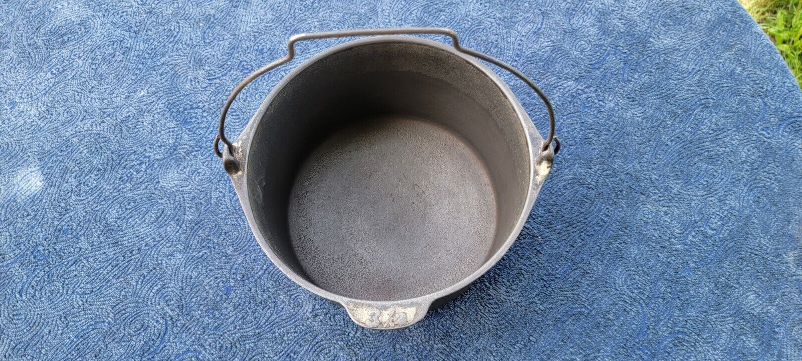 1800's Cast Iron Gate Mark Dutch Oven marked 3/2  9" wide 5" tall was enameled