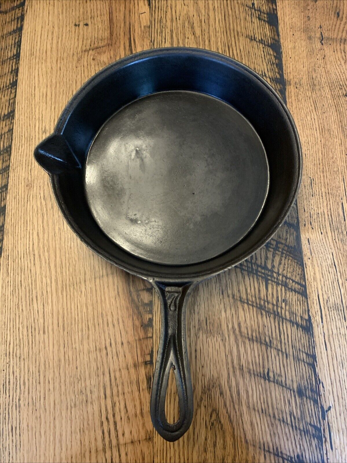 VINTAGE 1800’s Gate Marked Fancy Handle #7 1 Pour Spout Cast Iron Skillet.