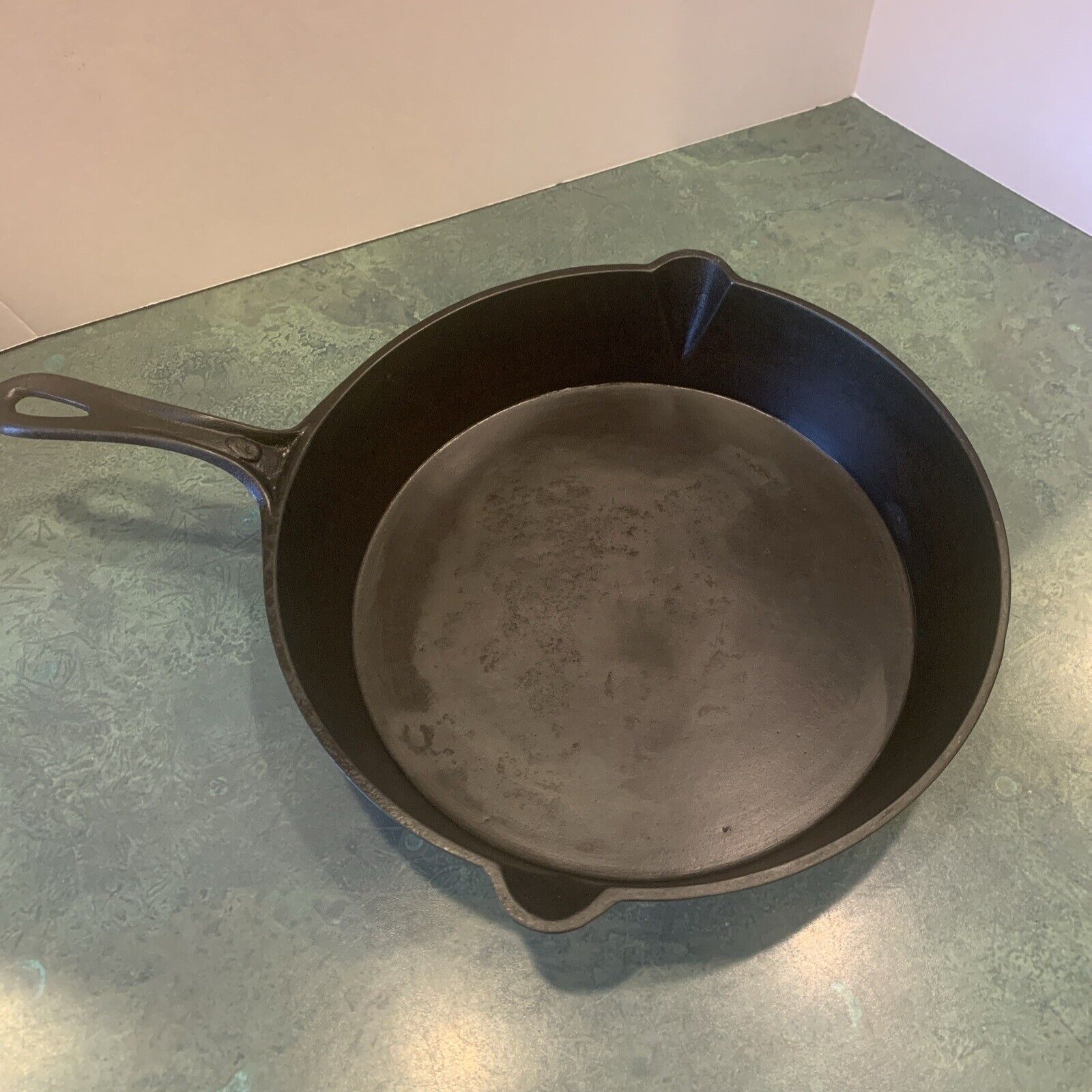 Antique 1800’s Cast Iron Skillet *Gatemarked *Heat Ring *Embossed #9 *Sets Level