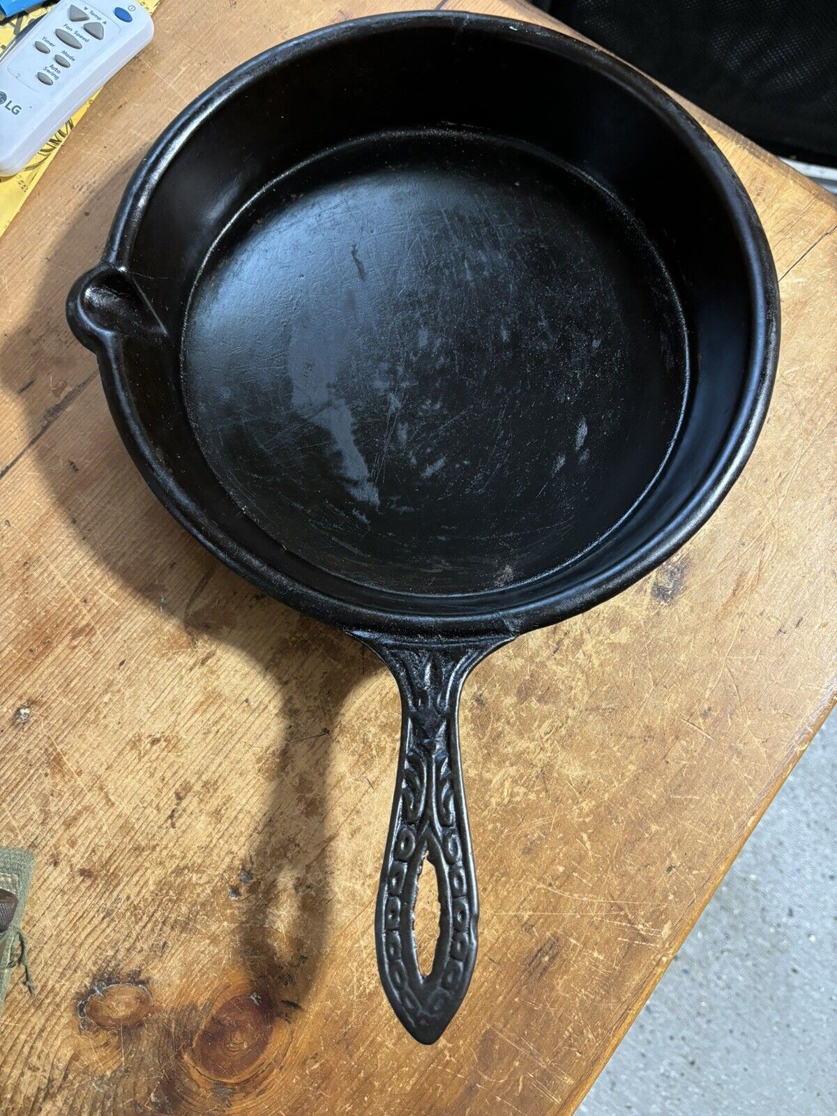 FANCY HANDLE 1800'S CAST IRON SKILLET PAN WITH TULIP HANDLE & GATE MARK 11”