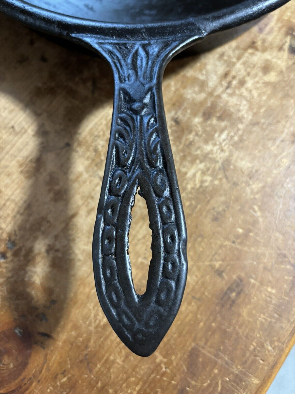 FANCY HANDLE 1800'S CAST IRON SKILLET PAN WITH TULIP HANDLE & GATE MARK 11”