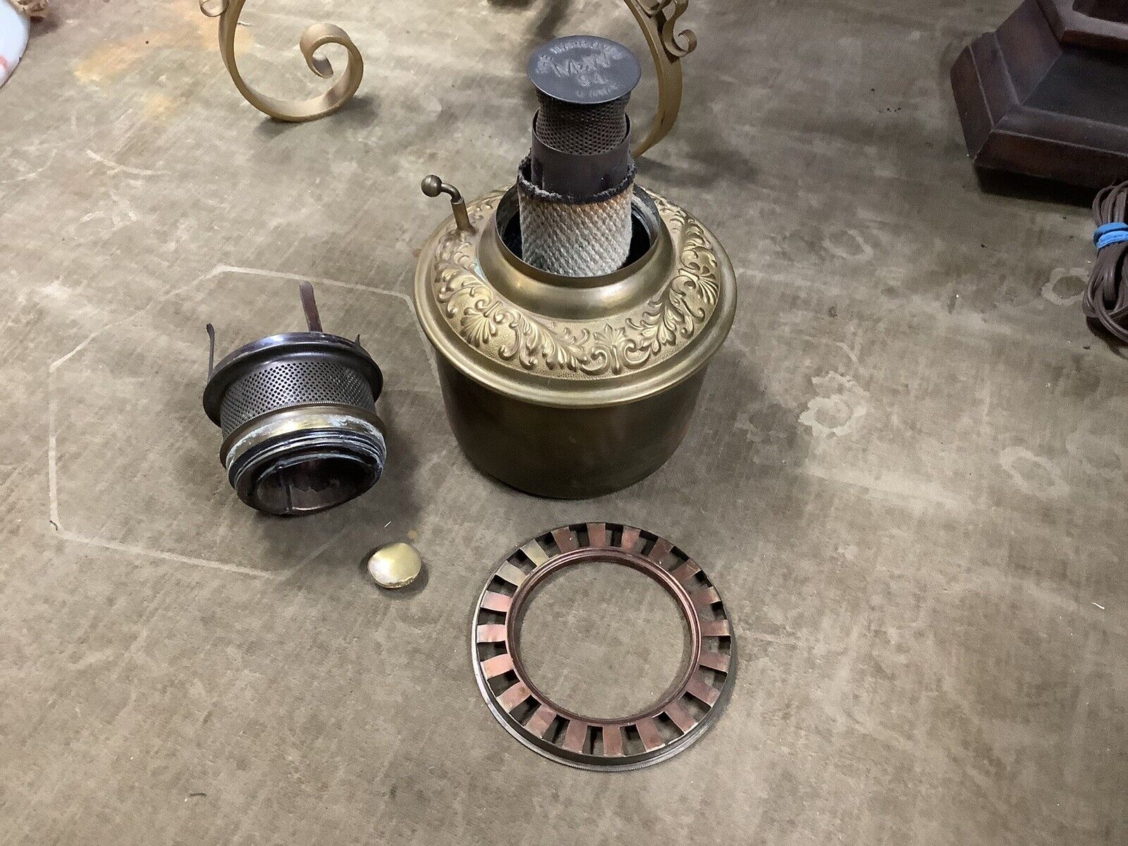 ANTIQUE M&W IRON & BRASS TALL BANQUET OIL LAMP BASE  w LIONS FACES FONT & BURNER