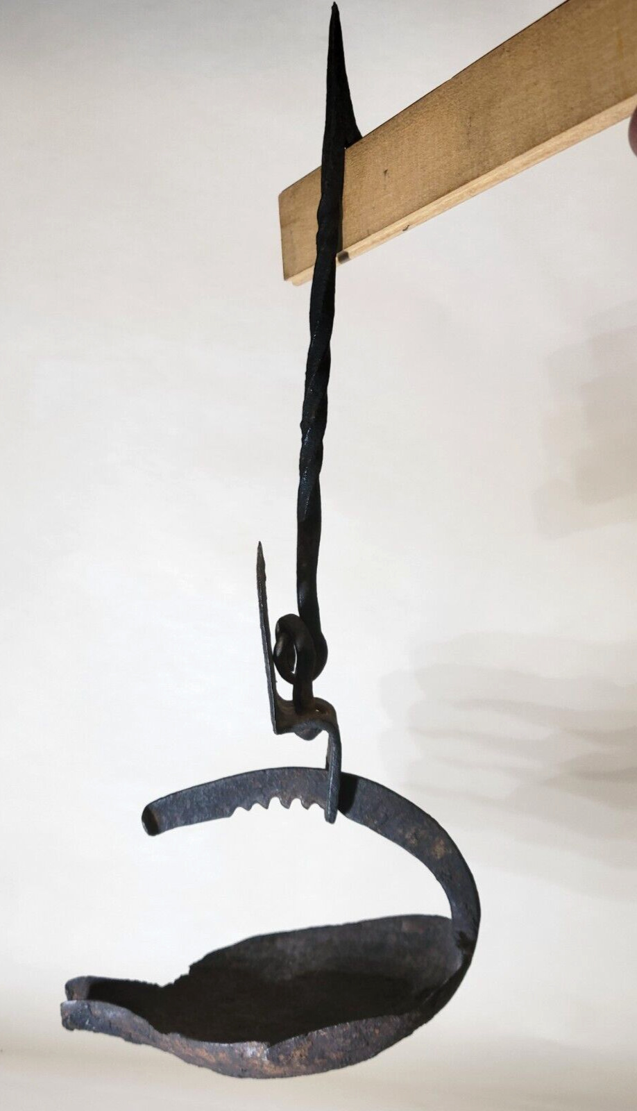 18th Cen. Antique Iron Sawtooth Trammel Top BETTY LAMP Hook Whale Oil Lard, Fat