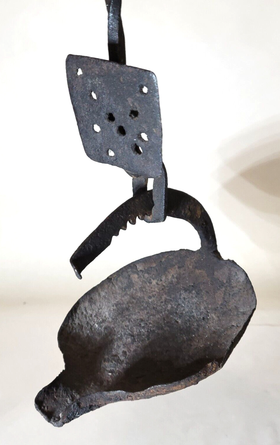 18th Cen. Antique Iron Sawtooth Trammel Top BETTY LAMP Hook Whale Oil Lard, Fat