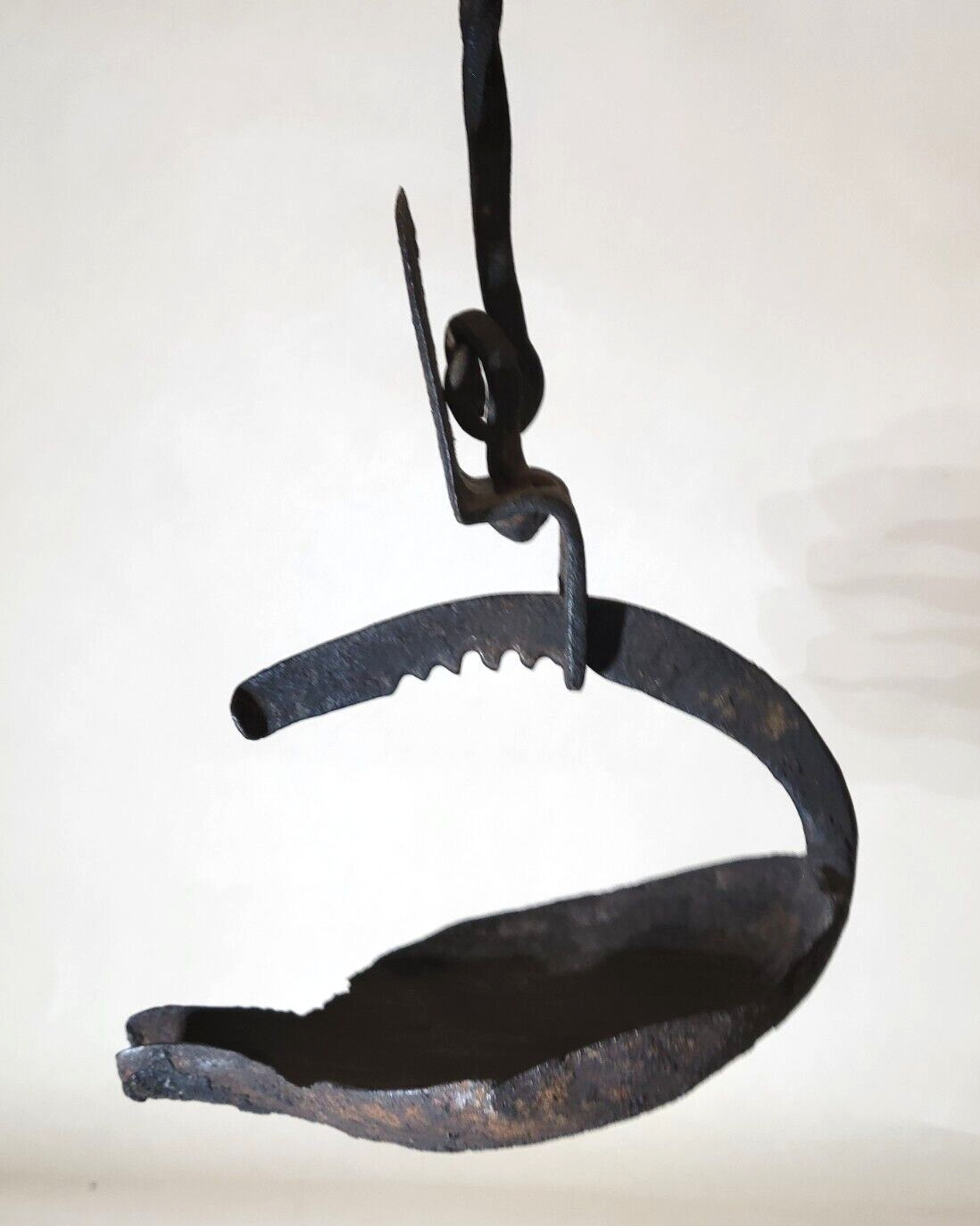 18th Cen. Antique Iron Sawtooth Trammel Top BETTY LAMP Hook Whale Oil Lard, Fat