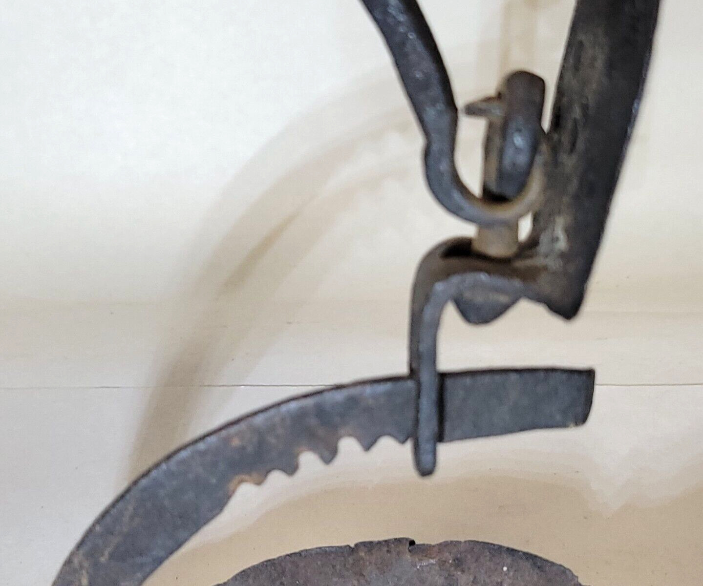 18th Cen. Antique Iron Sawtooth Trammel Top BETTY LAMP Hook Whale Oil Lard, Fat