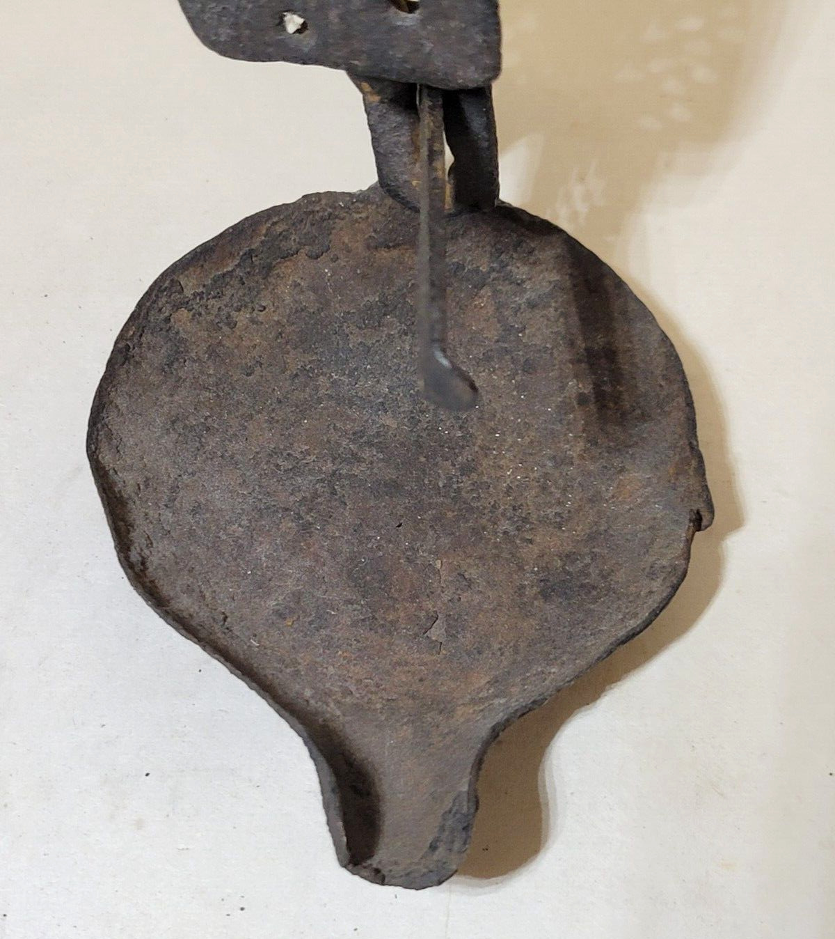 18th Cen. Antique Iron Sawtooth Trammel Top BETTY LAMP Hook Whale Oil Lard, Fat