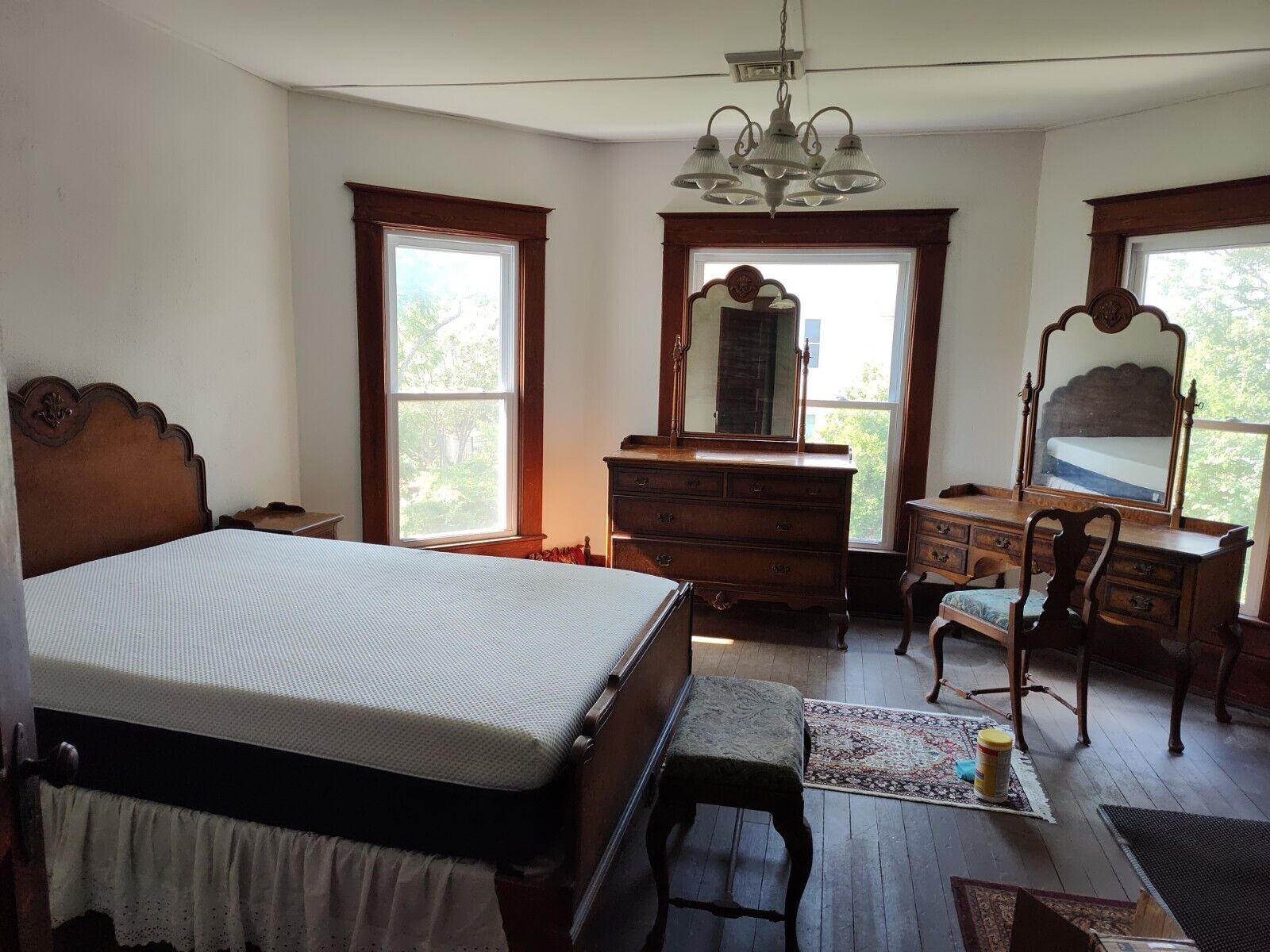 7 pc Antique Full Bedroom Set: Dresser, Vanity, Bed, Chest, Nightstand +seating