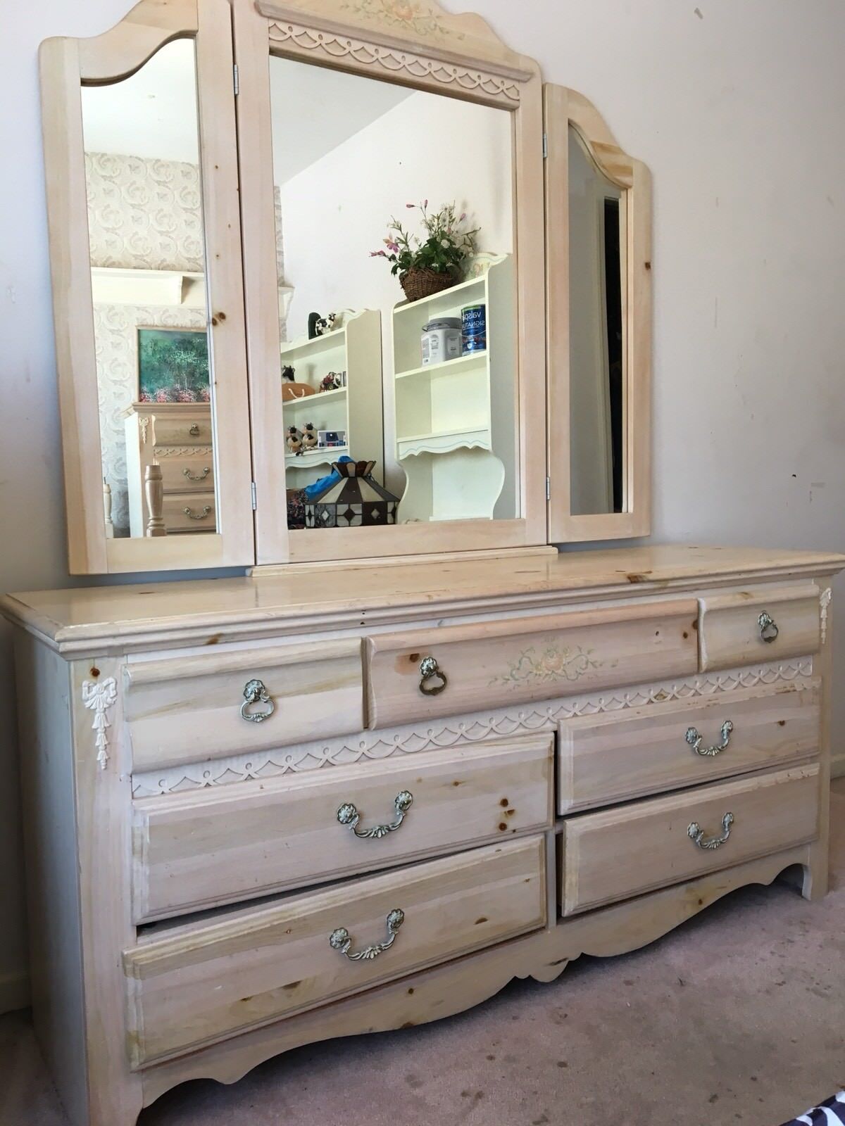 Antique Bedroom Set High Quality Vanity Dresser And Bed With Matress