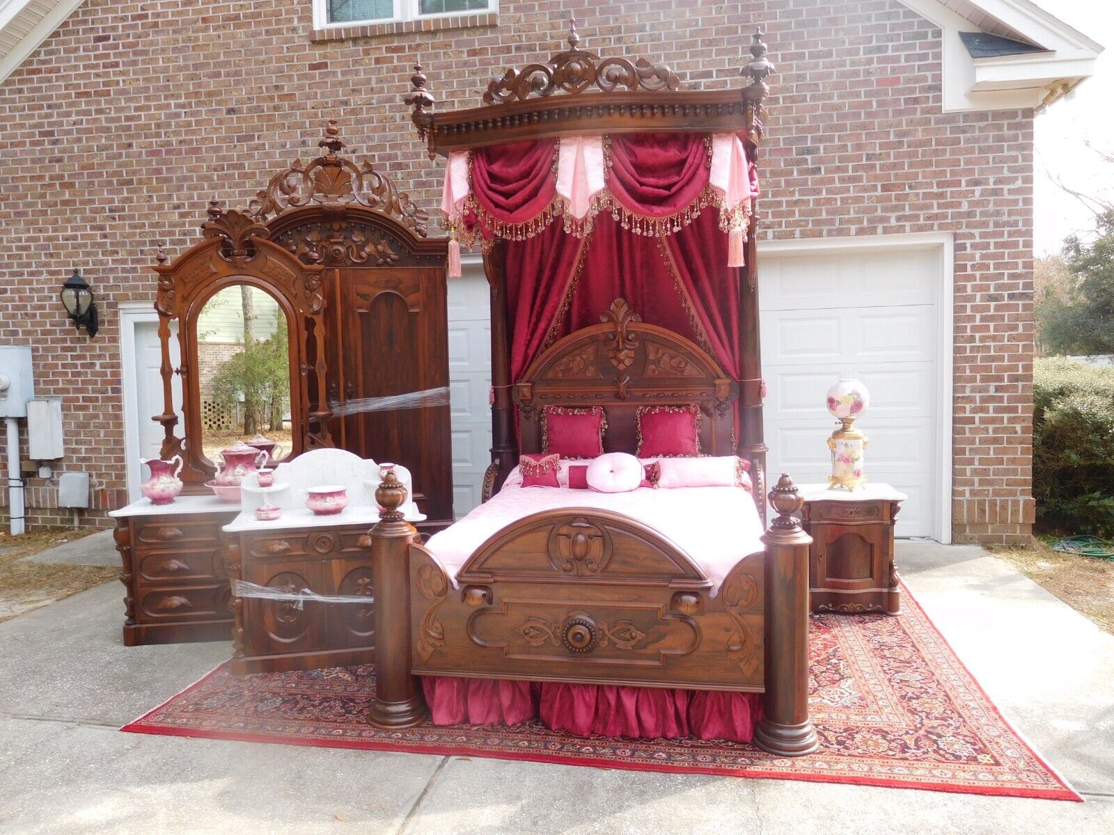 EXTRAVAGANT VICTORIAN ROSEWOOD HALF TESTER BEDROOM SET