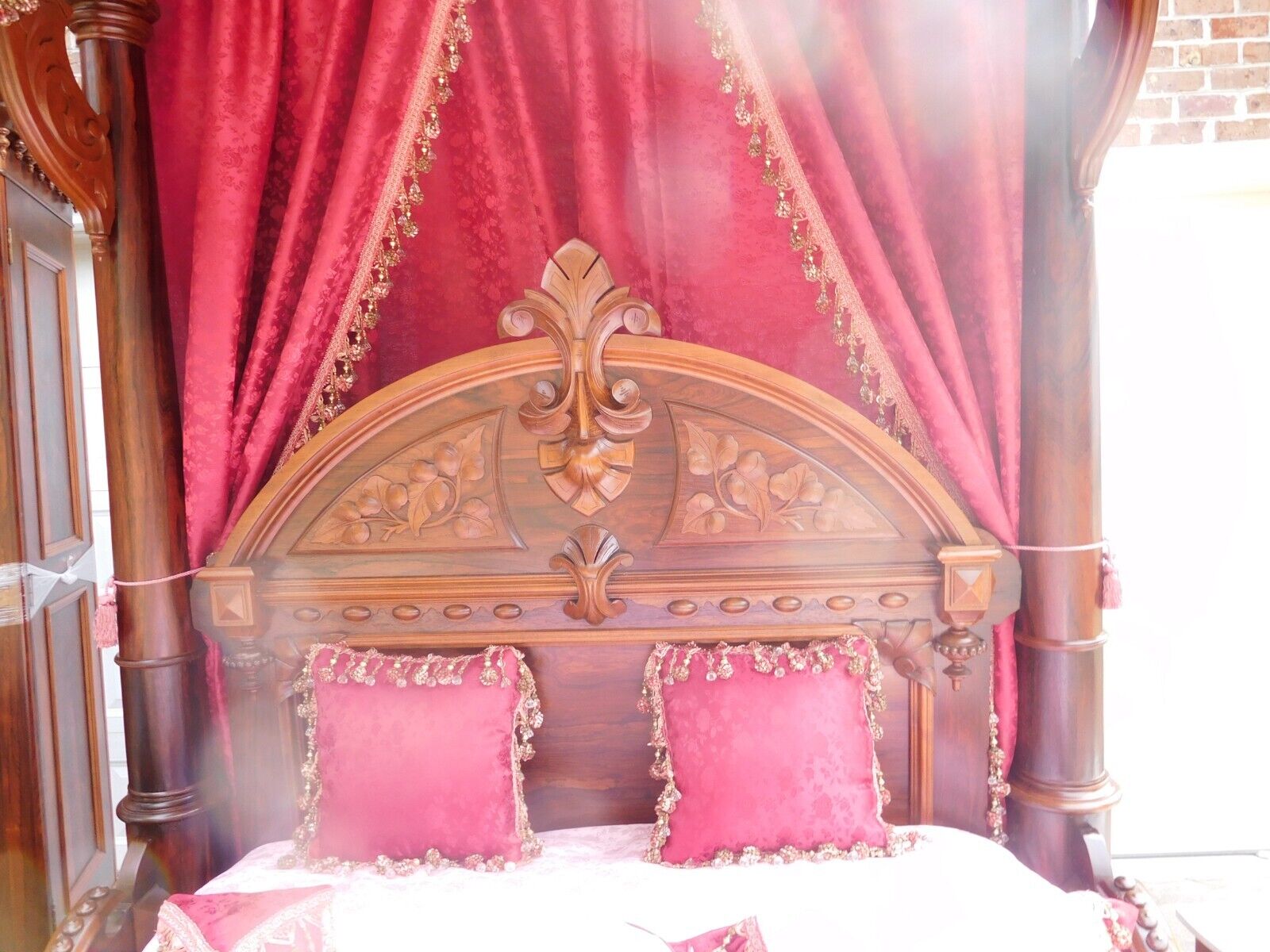 EXTRAVAGANT VICTORIAN ROSEWOOD HALF TESTER BEDROOM SET