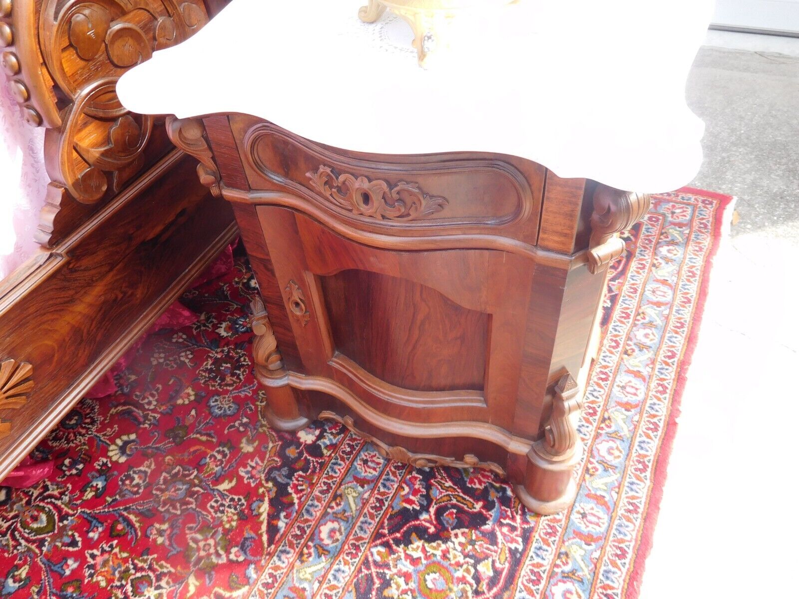 EXTRAVAGANT VICTORIAN ROSEWOOD HALF TESTER BEDROOM SET