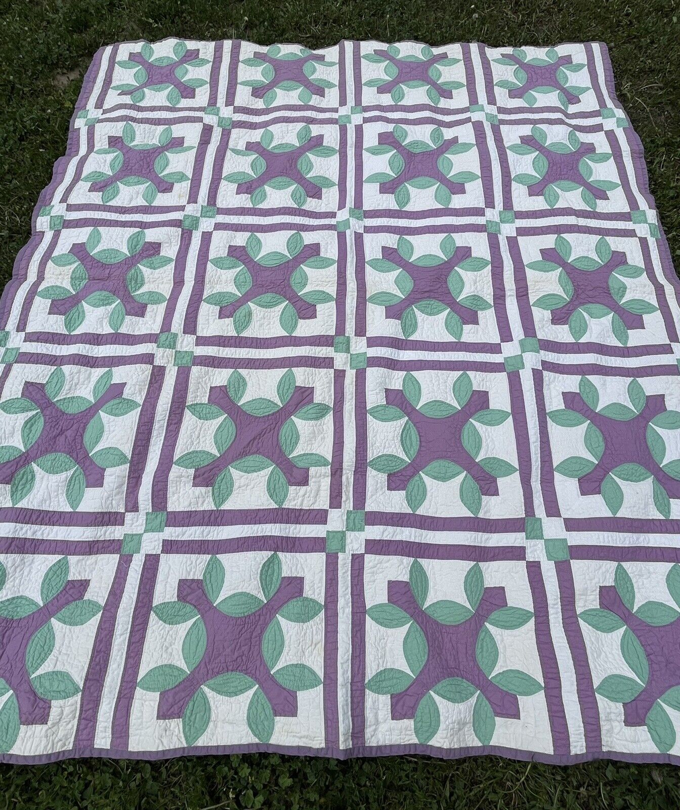 Antique Circular Quilt with Rose and Bud Design