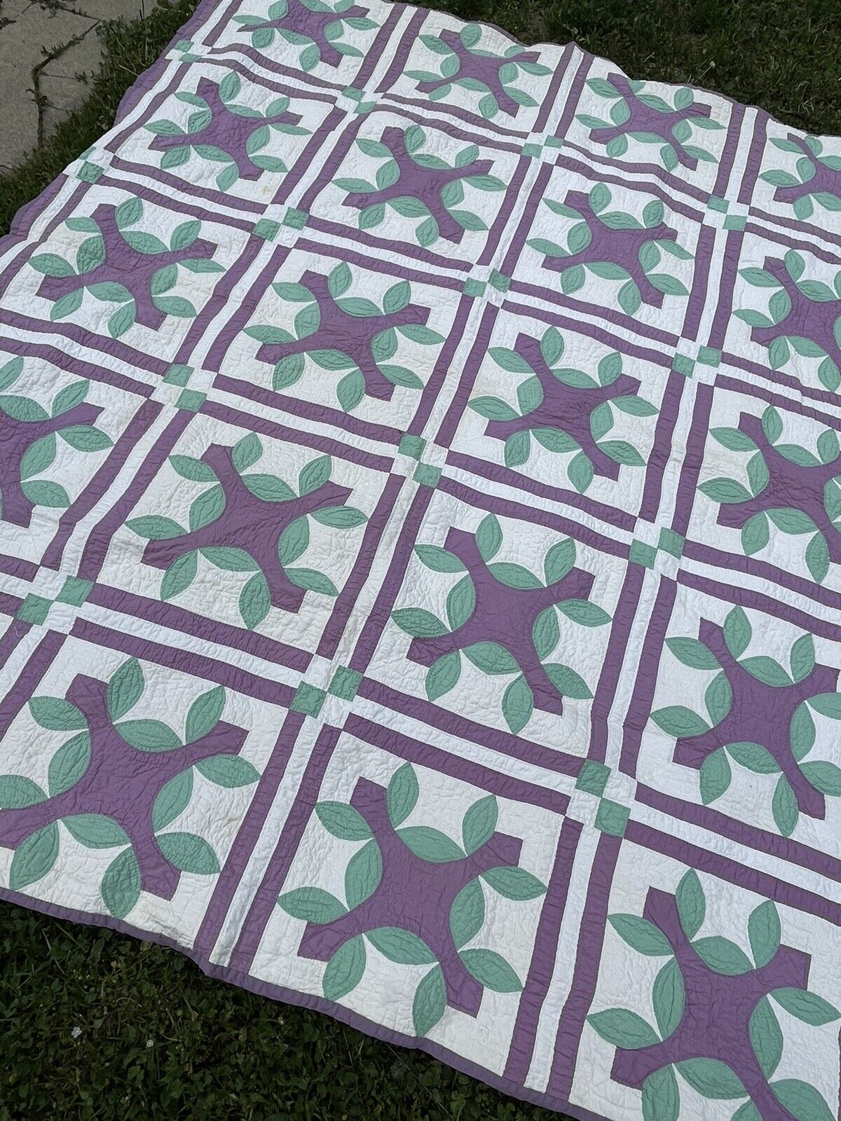 Antique Circular Quilt with Rose and Bud Design