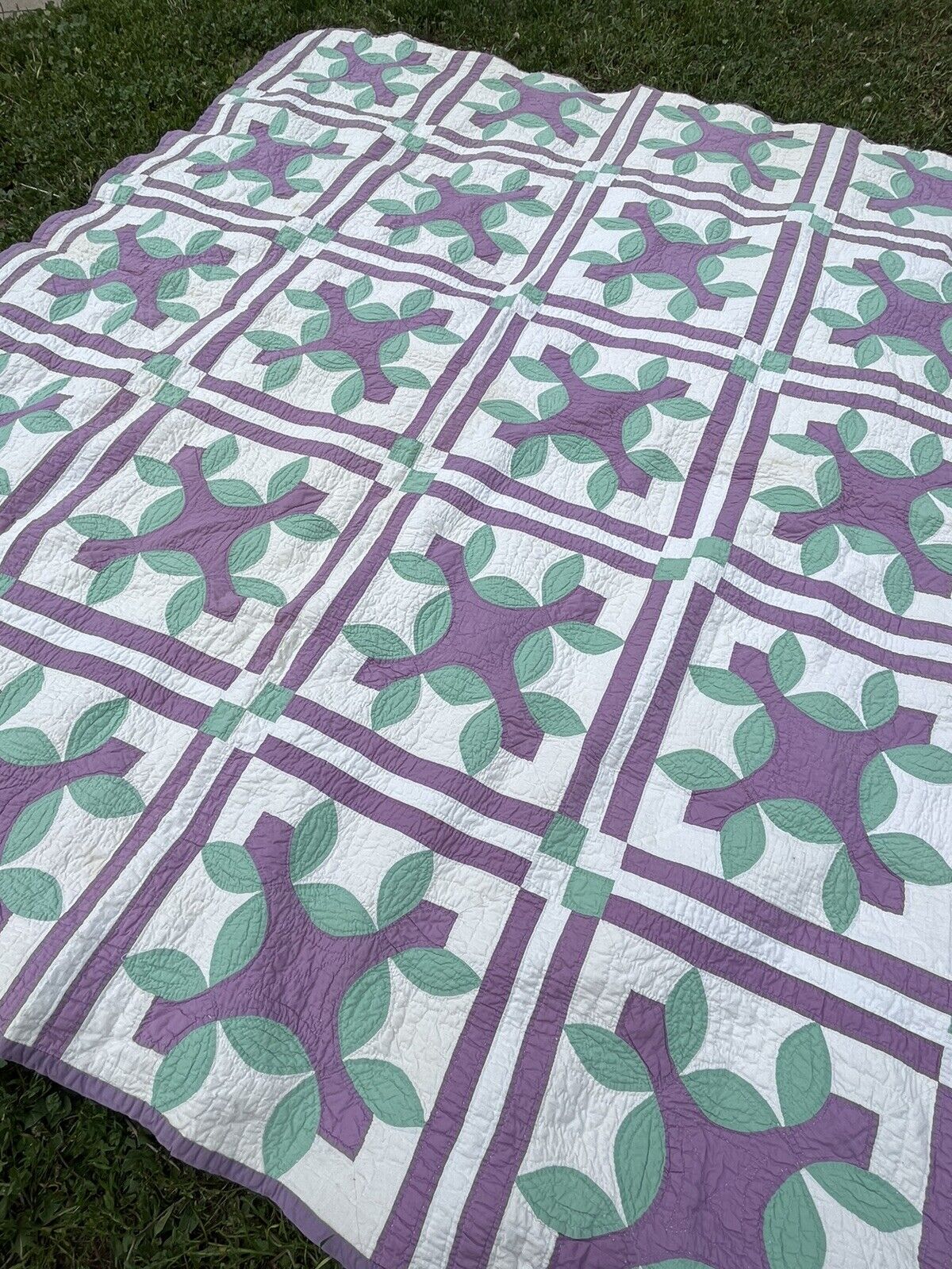 Antique Circular Quilt with Rose and Bud Design