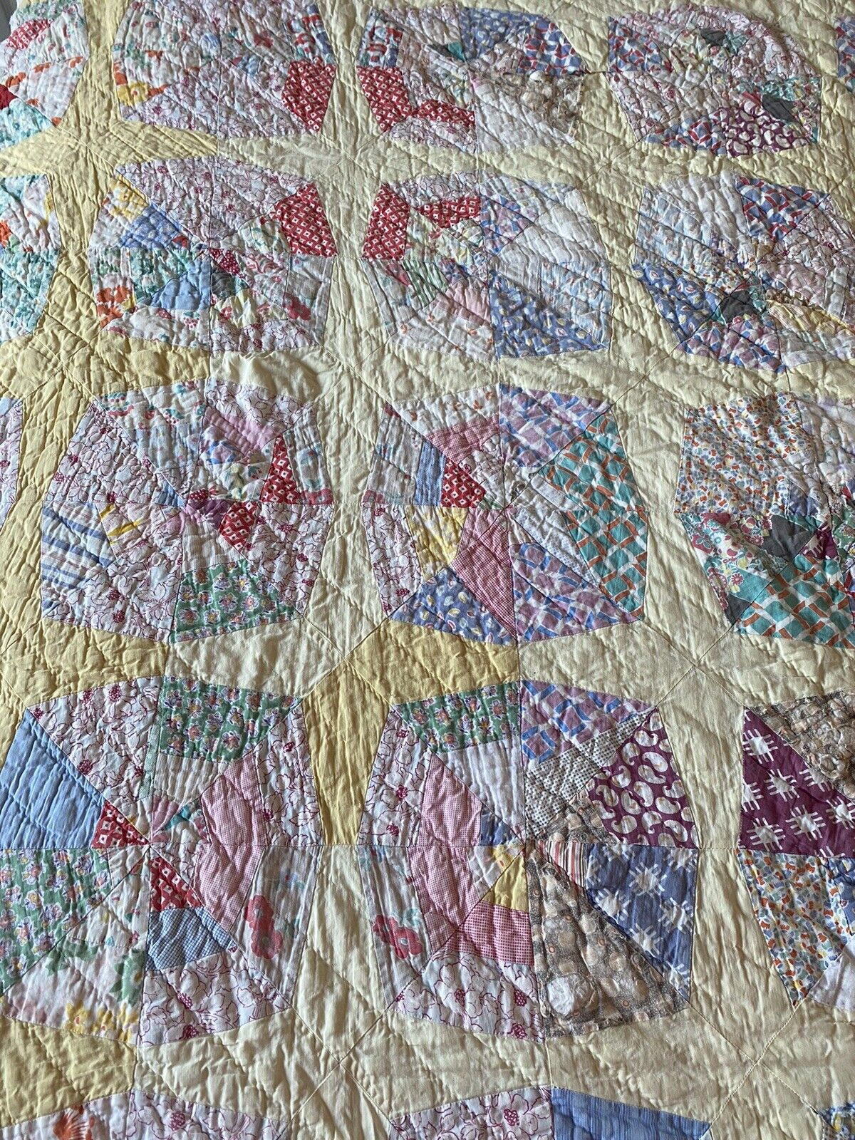 Vintage 1900s Pastel Dresden Plate Quilt 72"x56