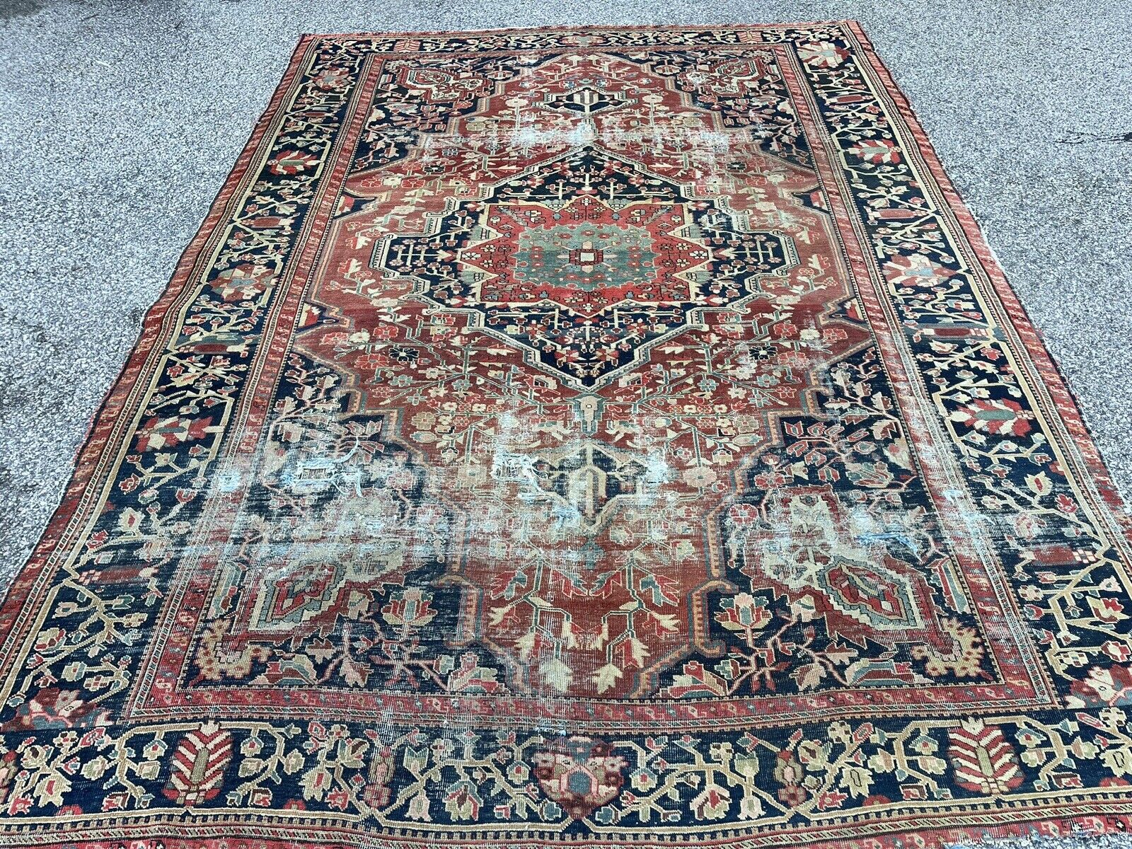 Stunning Antique 9x12 Hand-Knotted Heriz Rug