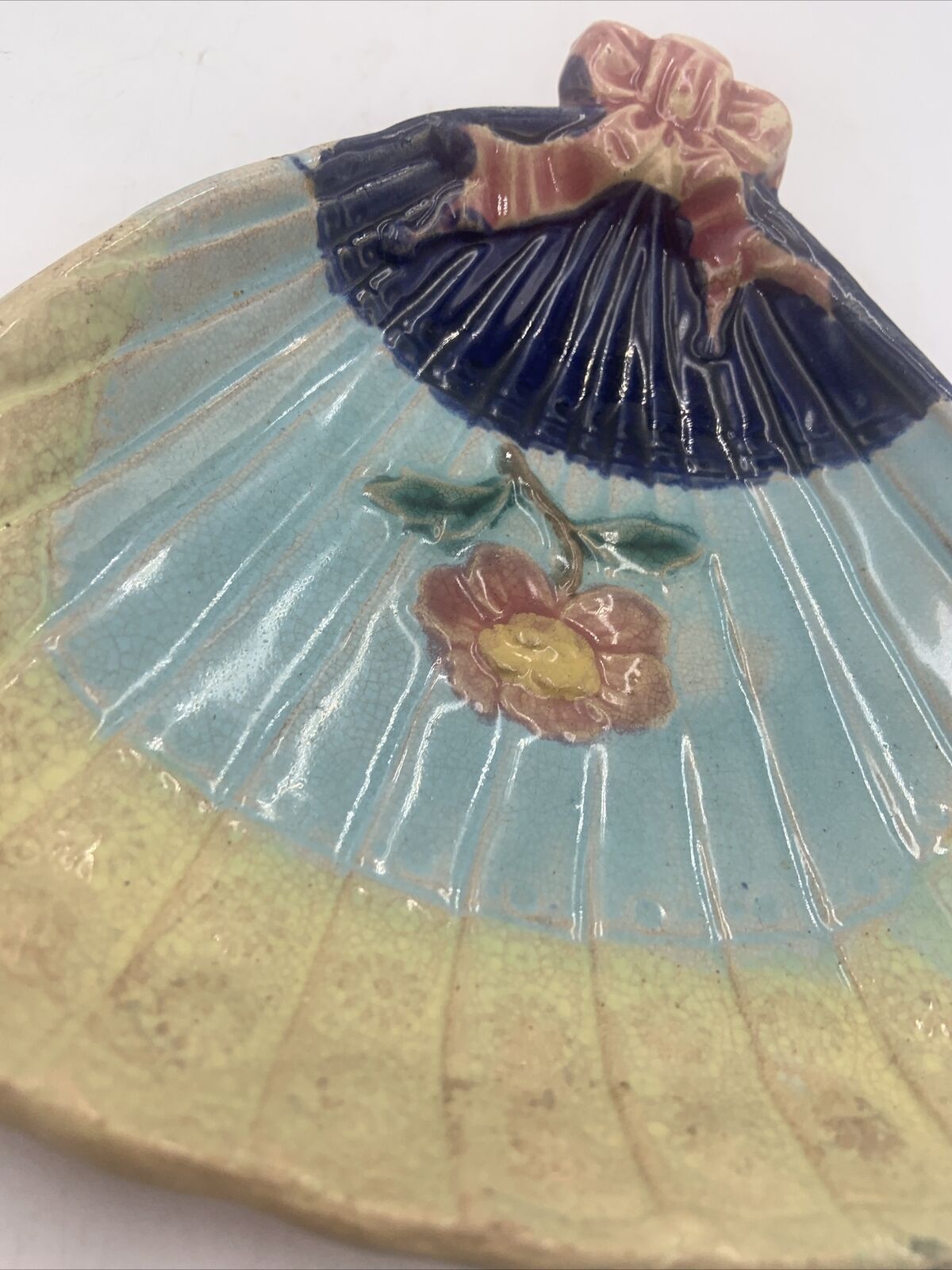 Victorian Majolica Fan Bow Flower Nappy Dish
