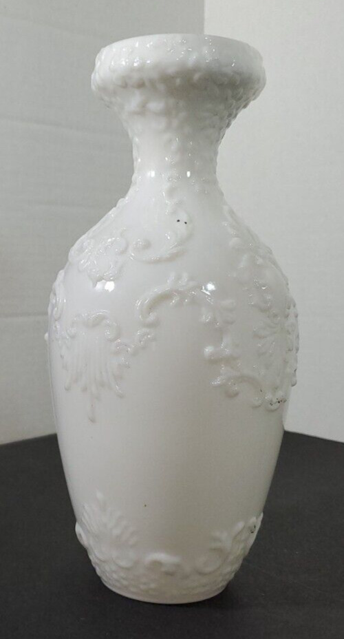 Wholesale Victorian 1800s White Bristol Glass Vase