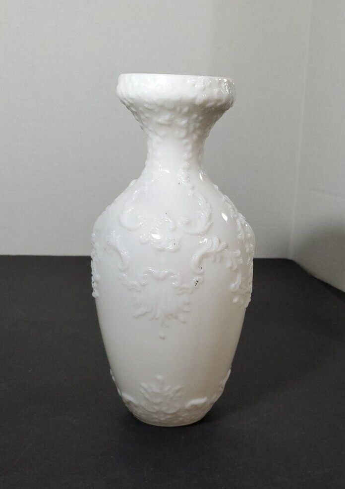 Wholesale Victorian 1800s White Bristol Glass Vase