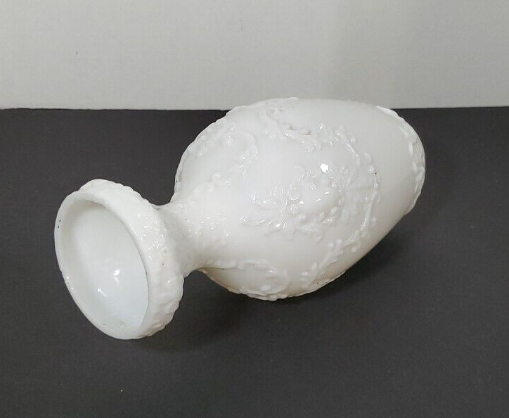 Wholesale Victorian 1800s White Bristol Glass Vase