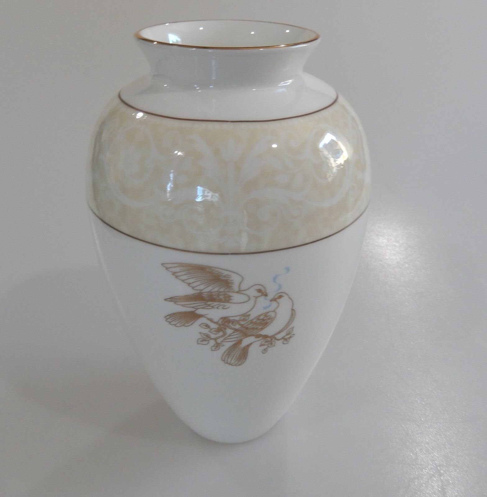 Wedgwood Porcelain Doves Vase 1996 - Antiques