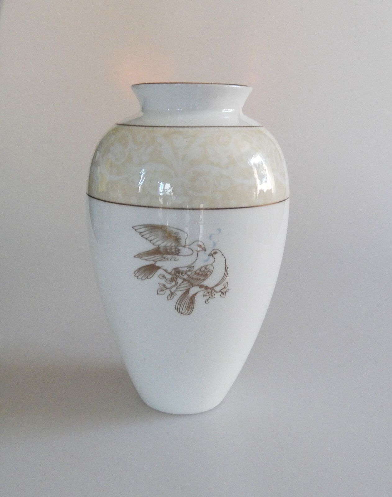 Wedgwood Porcelain Doves Vase 1996 - Antiques