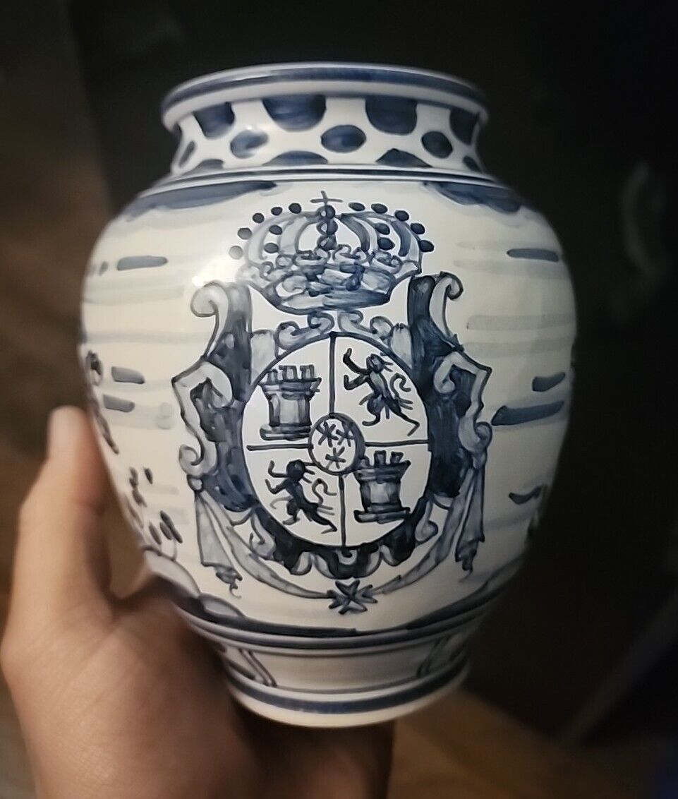 Blue & white porcelain vase with family crest - 6