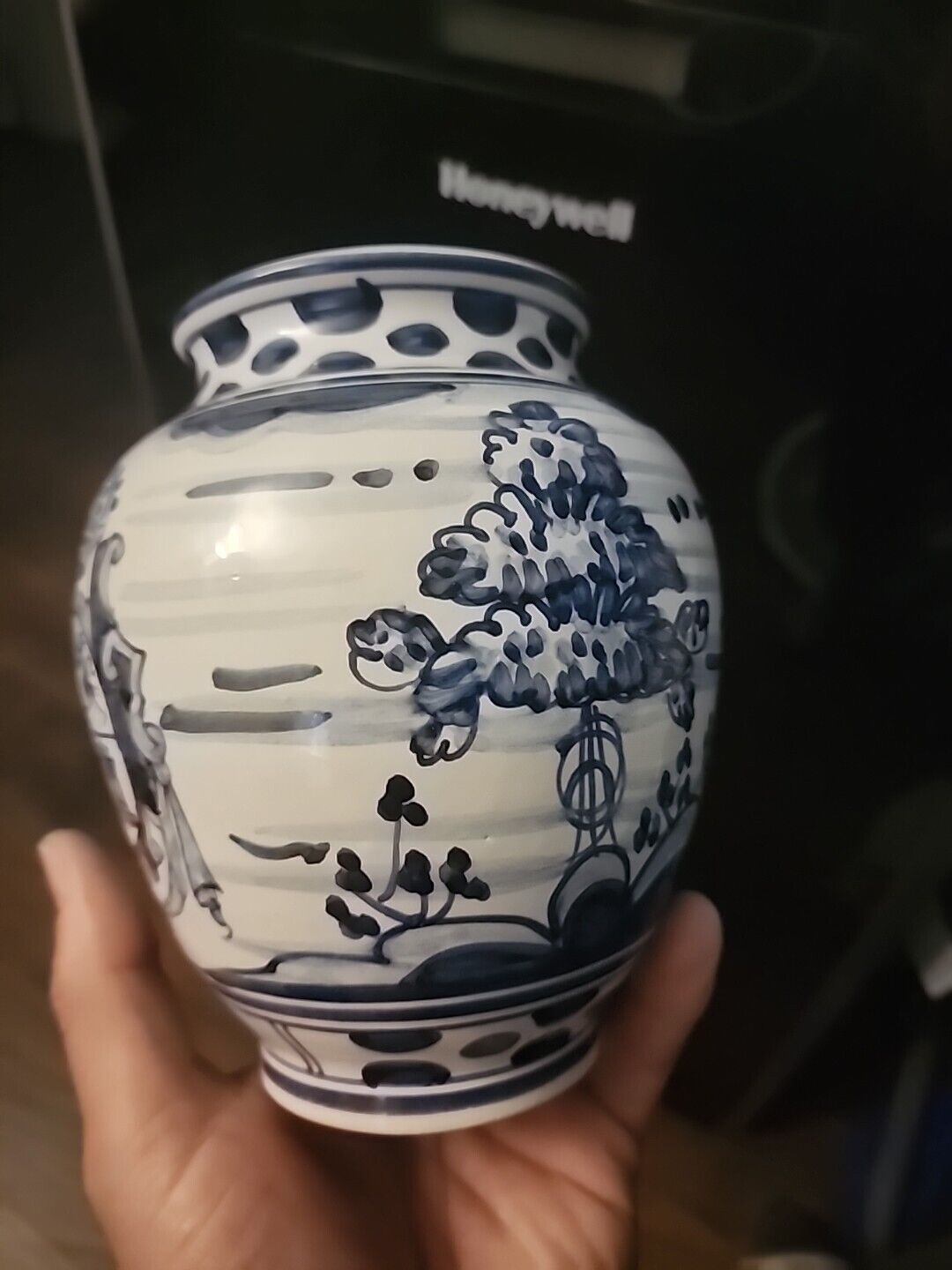 Blue & white porcelain vase with family crest - 6