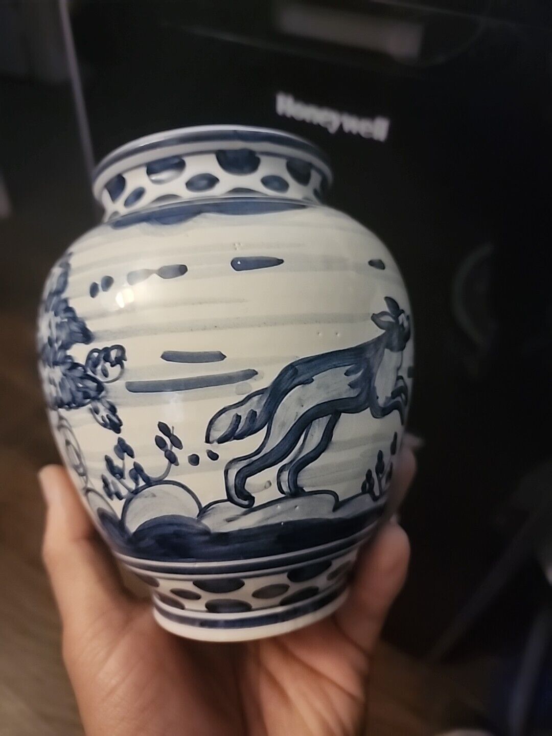 Blue & white porcelain vase with family crest - 6