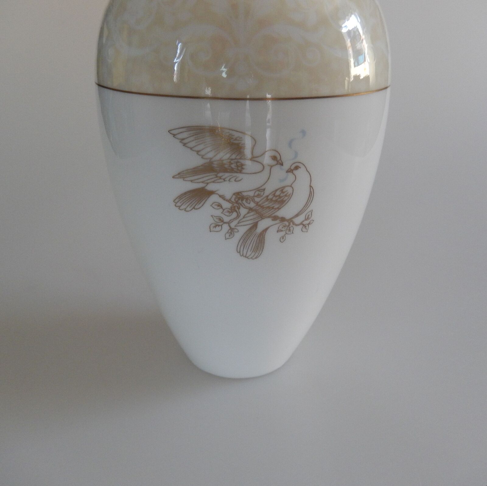 Wedgwood Porcelain Doves Vase 1996 - Antiques