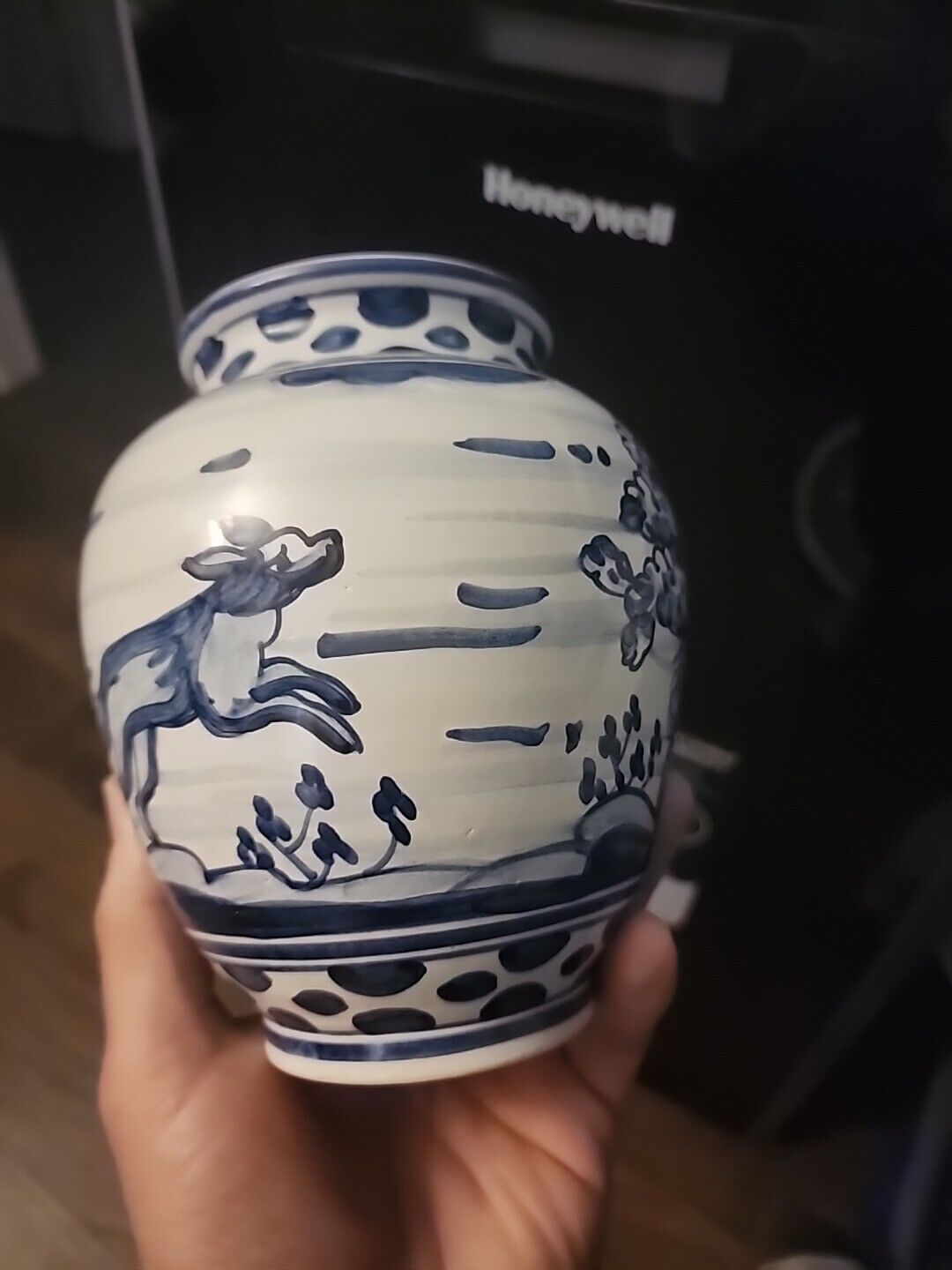 Blue & white porcelain vase with family crest - 6