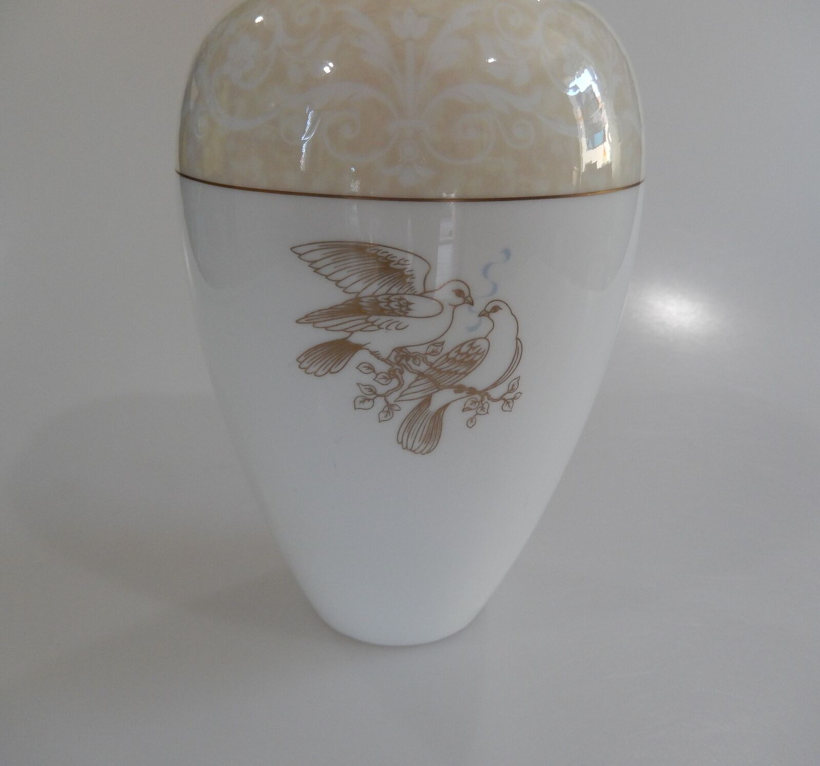 Wedgwood Porcelain Doves Vase 1996 - Antiques