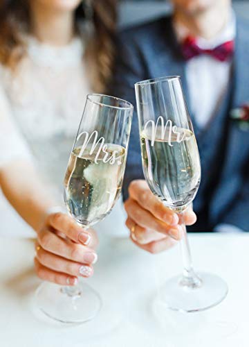Engraved bride and groom champagne glasses (8oz)