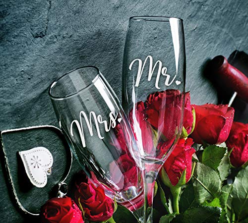 Engraved bride and groom champagne glasses (8oz)
