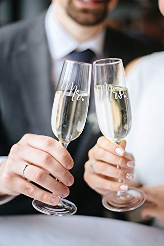 Engraved bride and groom champagne glasses (8oz)