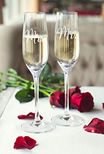 Engraved bride and groom champagne glasses (8oz)