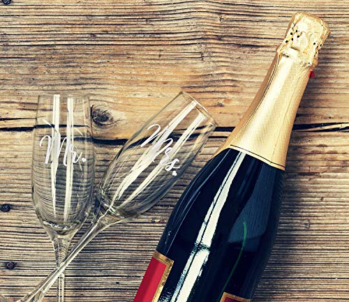Engraved bride and groom champagne glasses (8oz)