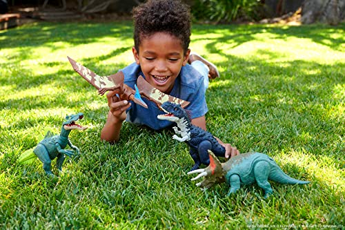 Jurassic World Dominion Roar Strikers Triceratops Dinosaur Action Figure with Motion and Sound, Toy Gift with Physical and Digital Play