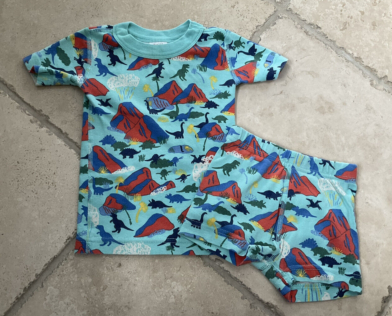 HANNA ANDERSSON Volcanosauras Dinosaur Organic Short pajamas, Size 90 (3T)