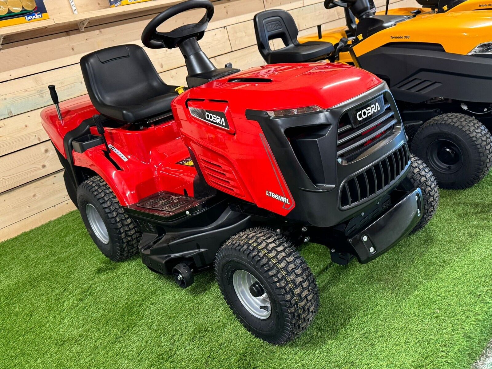 Cobra LT86MRL 33" Ride-On Lawn Tractor Mower