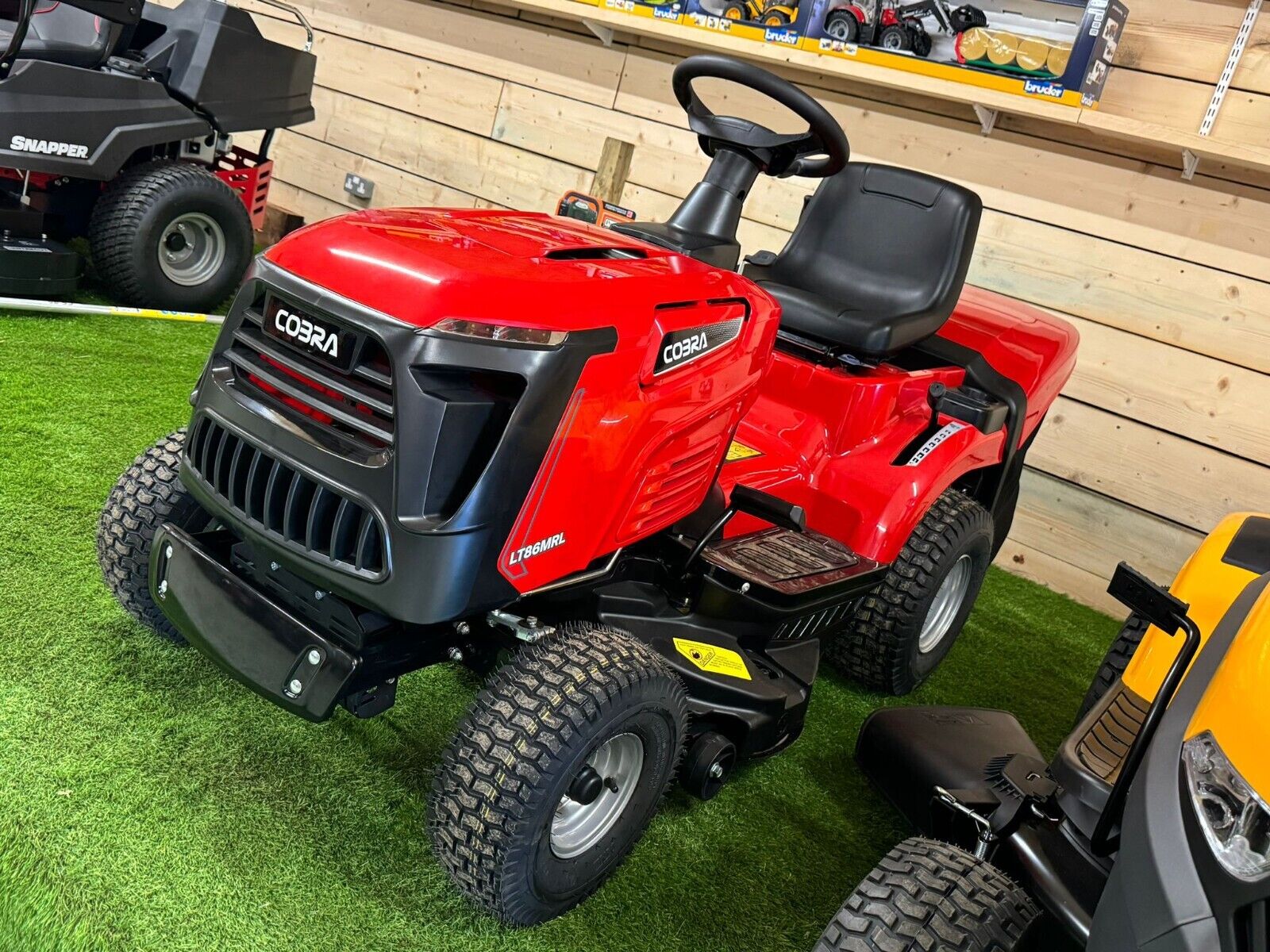 Cobra LT86MRL 33" Ride-On Lawn Tractor Mower
