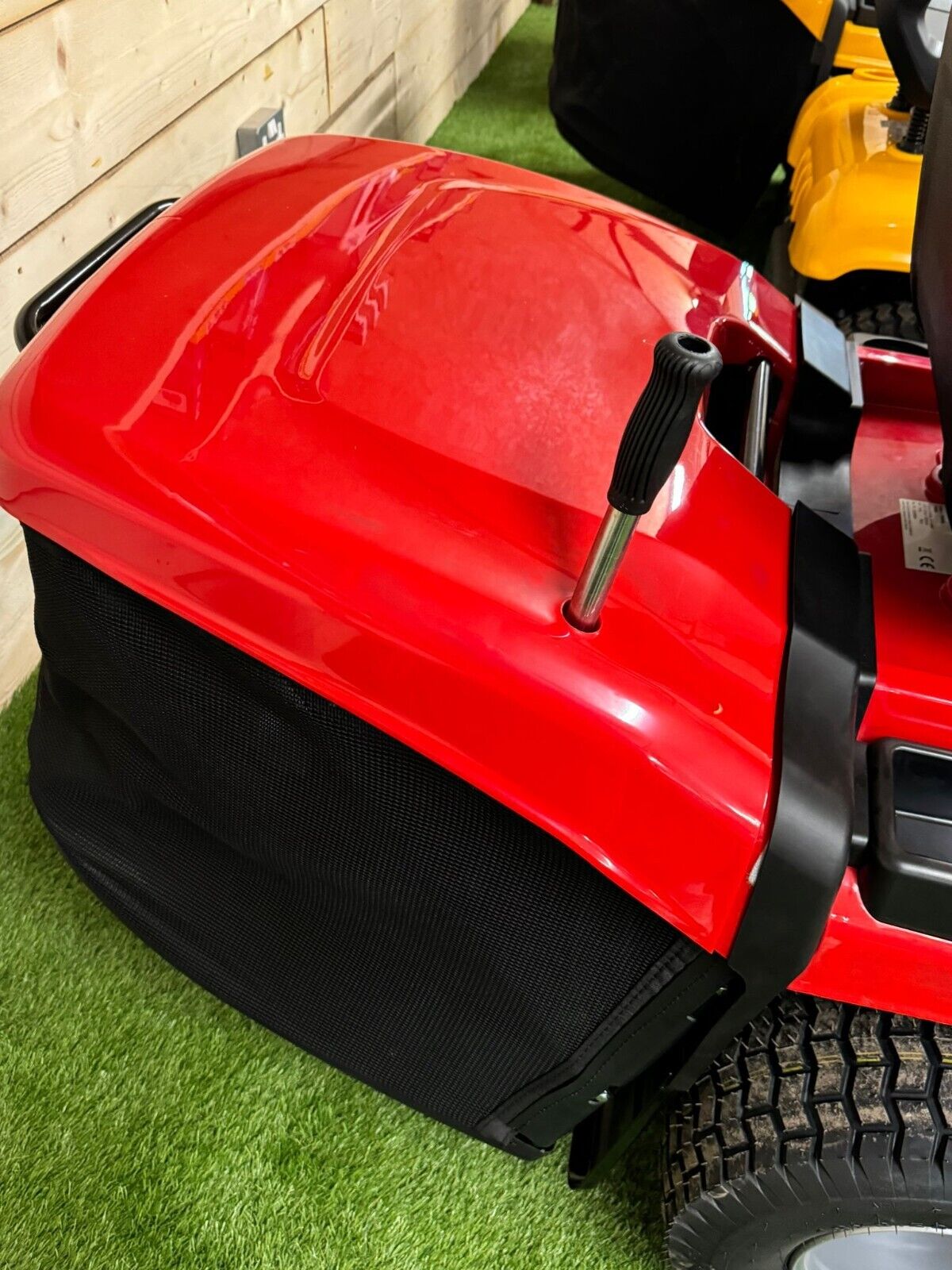 Cobra LT86MRL 33" Ride-On Lawn Tractor Mower